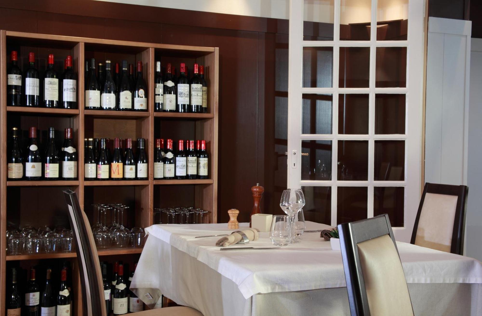 Logis - Hotel & Restaurant Les Trois Fontaines Marconne Екстер'єр фото