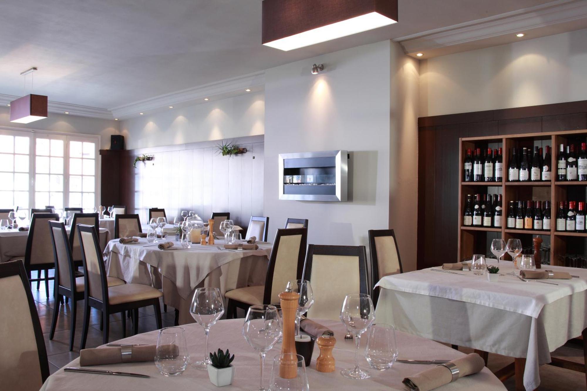 Logis - Hotel & Restaurant Les Trois Fontaines Marconne Екстер'єр фото