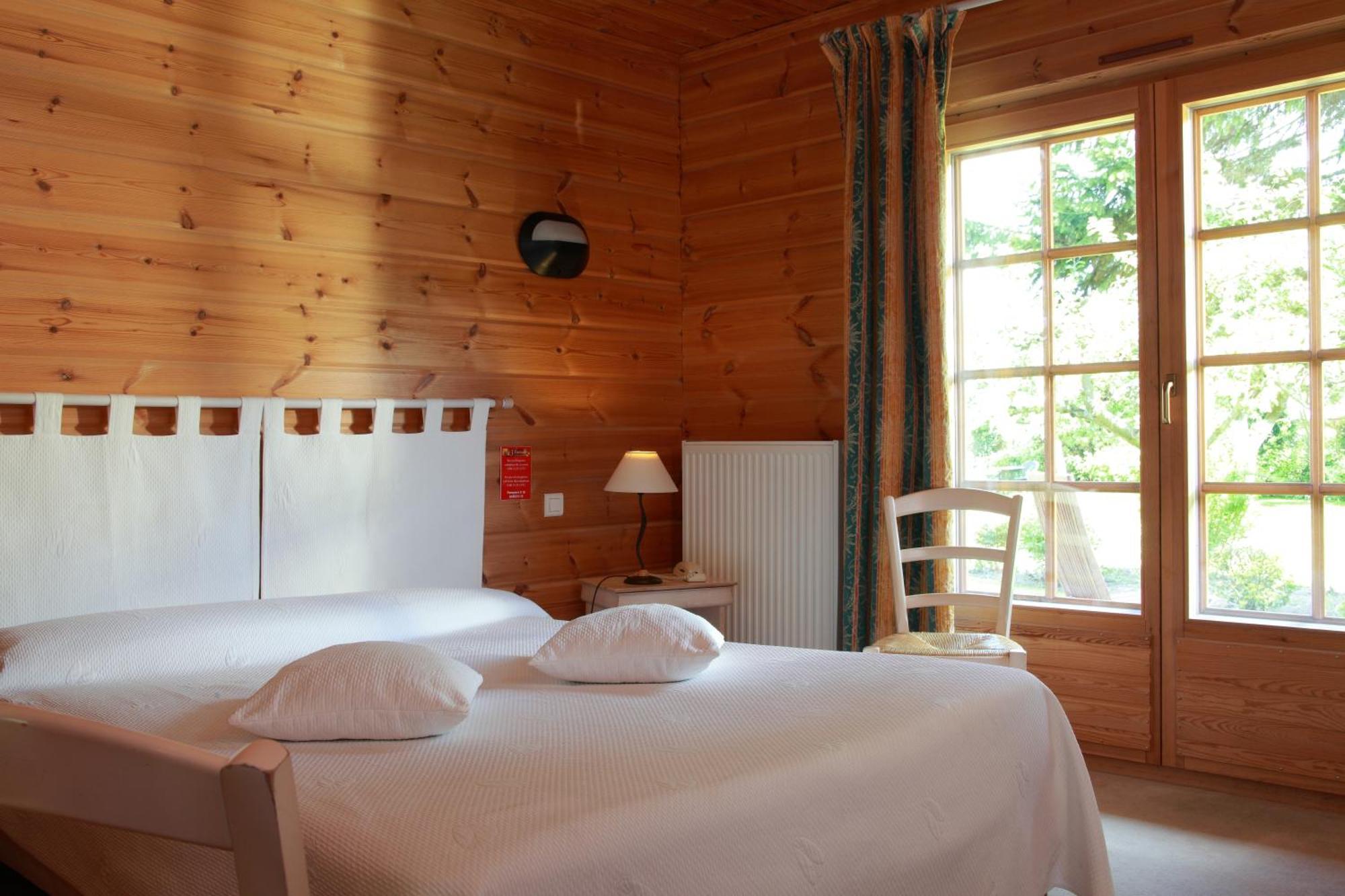 Logis - Hotel & Restaurant Les Trois Fontaines Marconne Екстер'єр фото